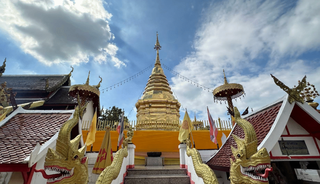 หลวงพ่อทันใจ – วัดพระธาตุดอยคำ เชียงใหม่